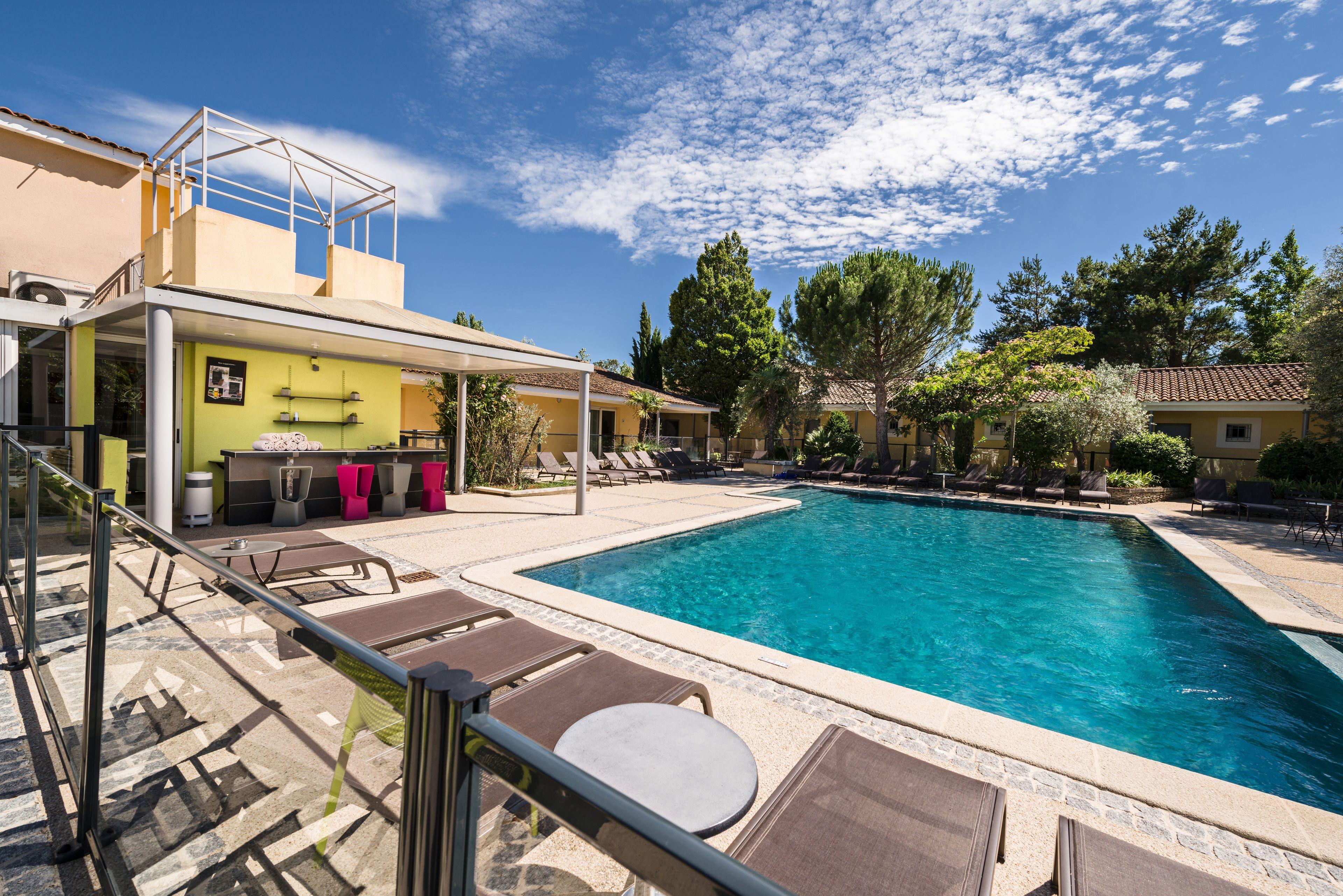 Sowell Hotels Domaine De La Petite Isle LʼIsle-sur-la-Sorgue Exterior foto