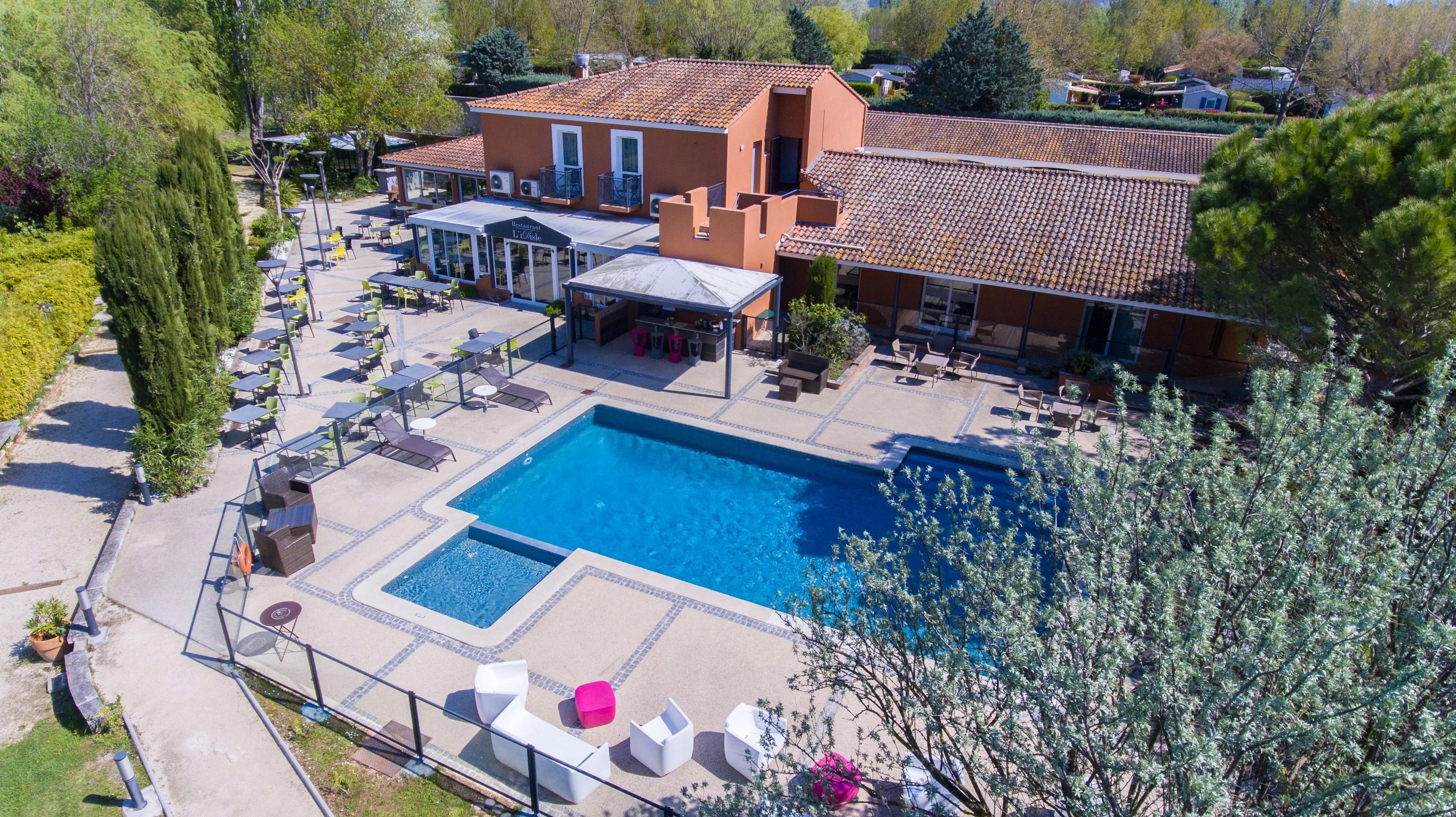 Sowell Hotels Domaine De La Petite Isle LʼIsle-sur-la-Sorgue Exterior foto