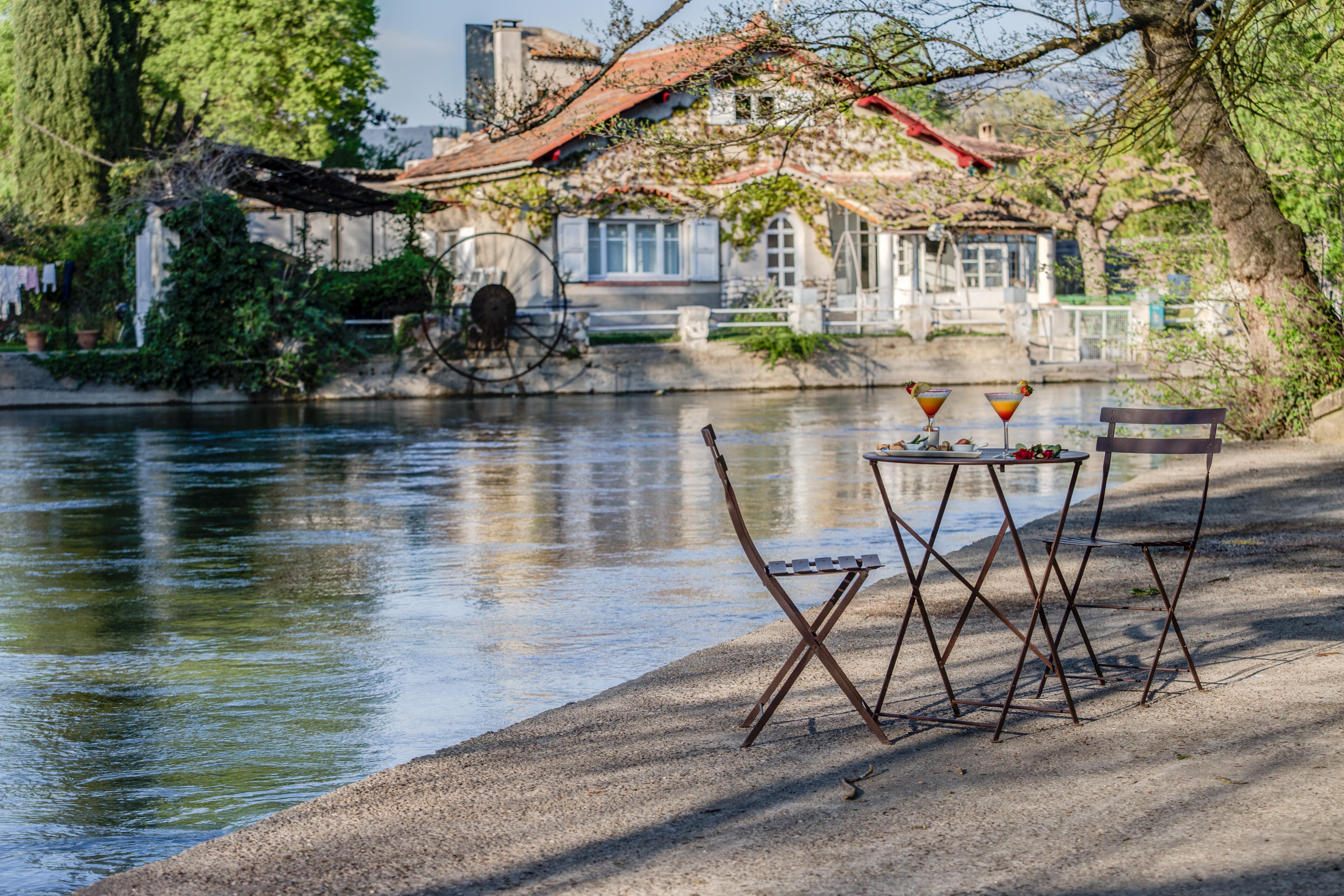 Sowell Hotels Domaine De La Petite Isle LʼIsle-sur-la-Sorgue Exterior foto