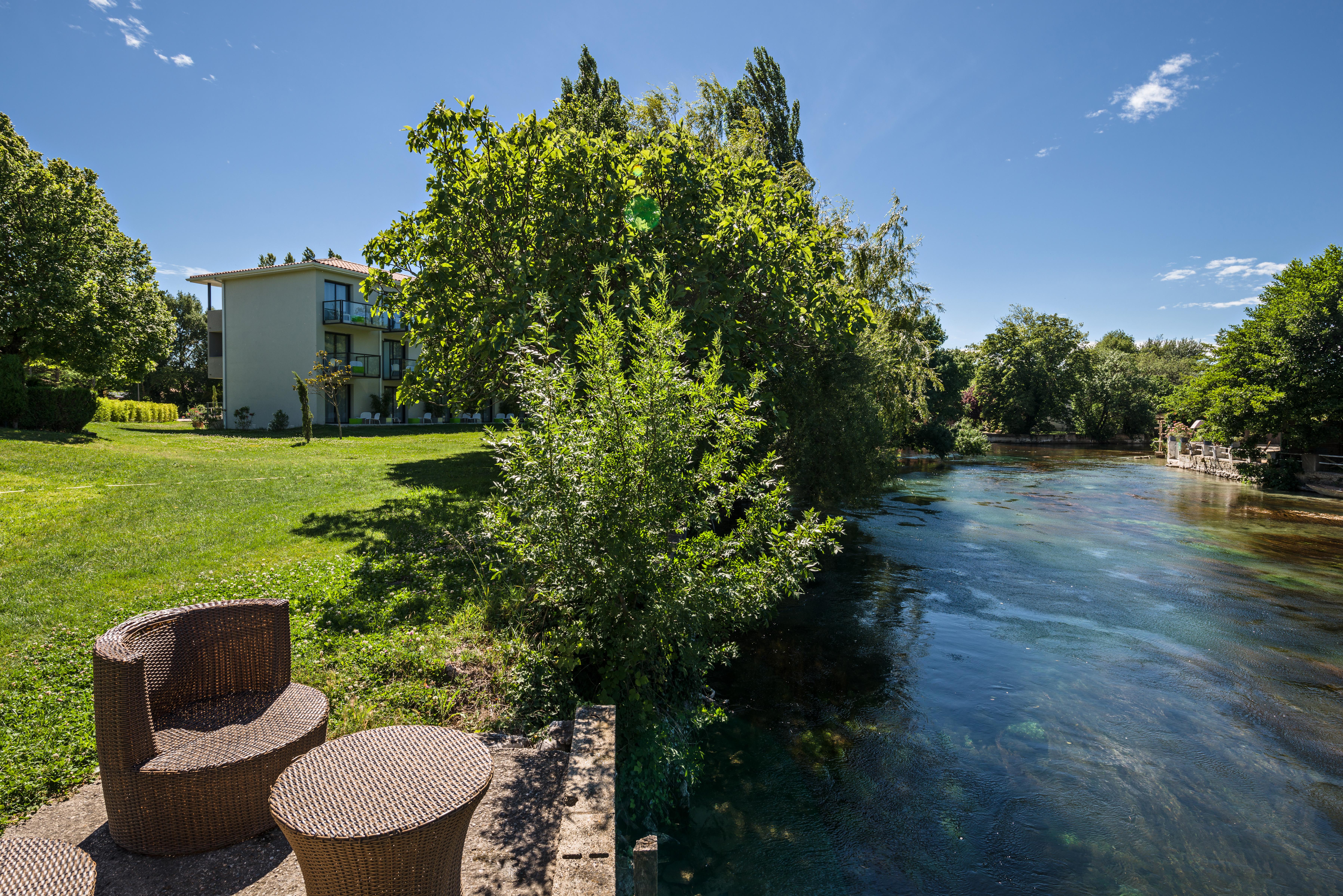 Sowell Hotels Domaine De La Petite Isle LʼIsle-sur-la-Sorgue Exterior foto