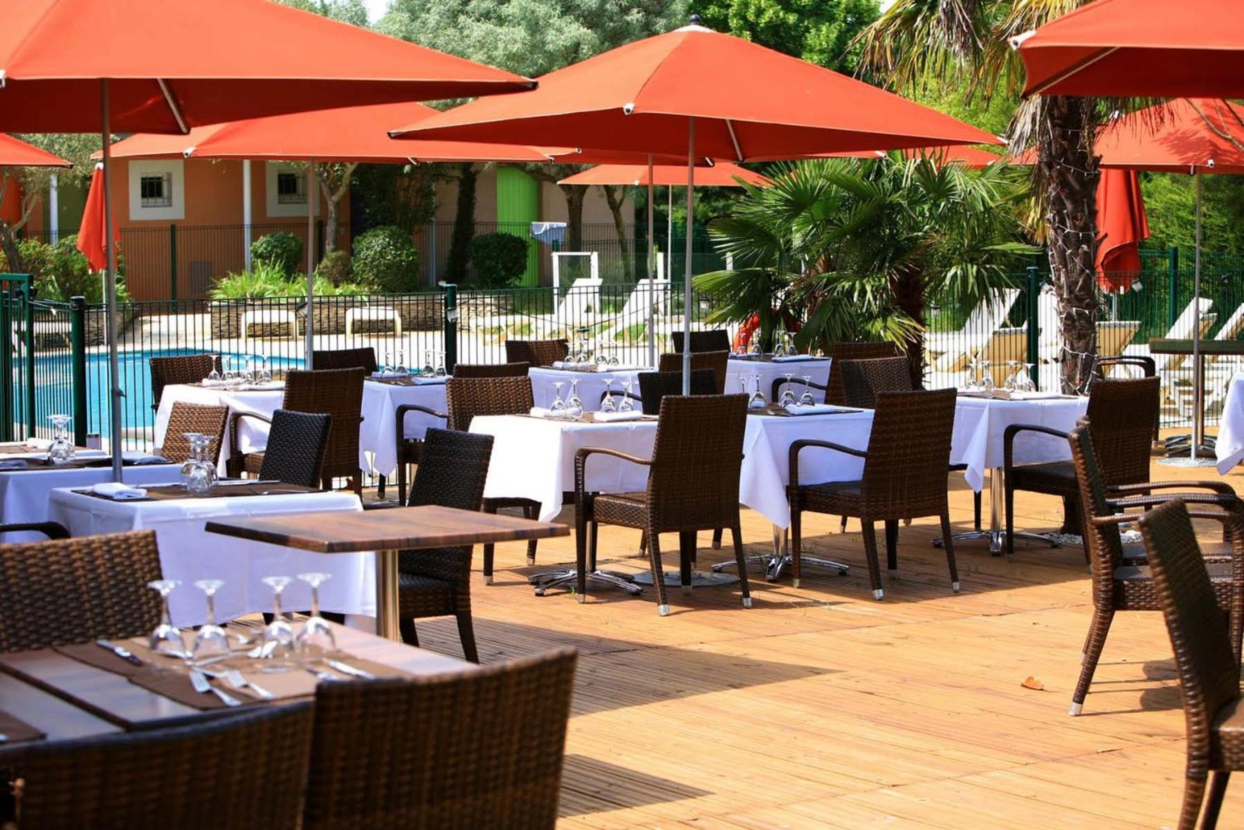 Sowell Hotels Domaine De La Petite Isle LʼIsle-sur-la-Sorgue Exterior foto