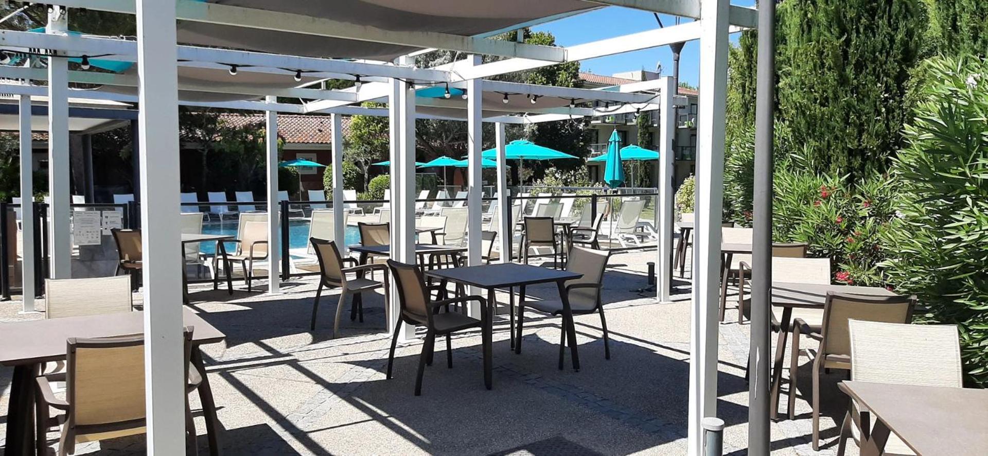 Sowell Hotels Domaine De La Petite Isle LʼIsle-sur-la-Sorgue Exterior foto